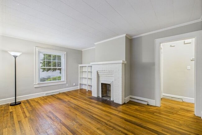 Building Photo - NW - Adorable Updated Home, Hardwood Floor...