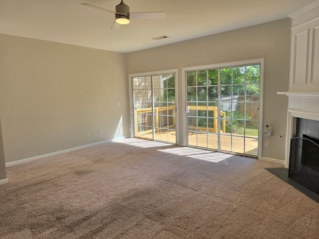 Foto del edificio - Beautiful 2 bed 2.5 bath Townhome located ...