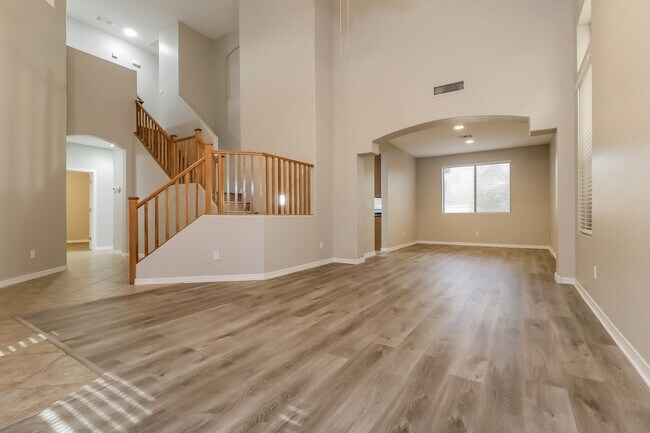 Building Photo - Gorgeous 4 Bedroom 3 Bath home located in ...