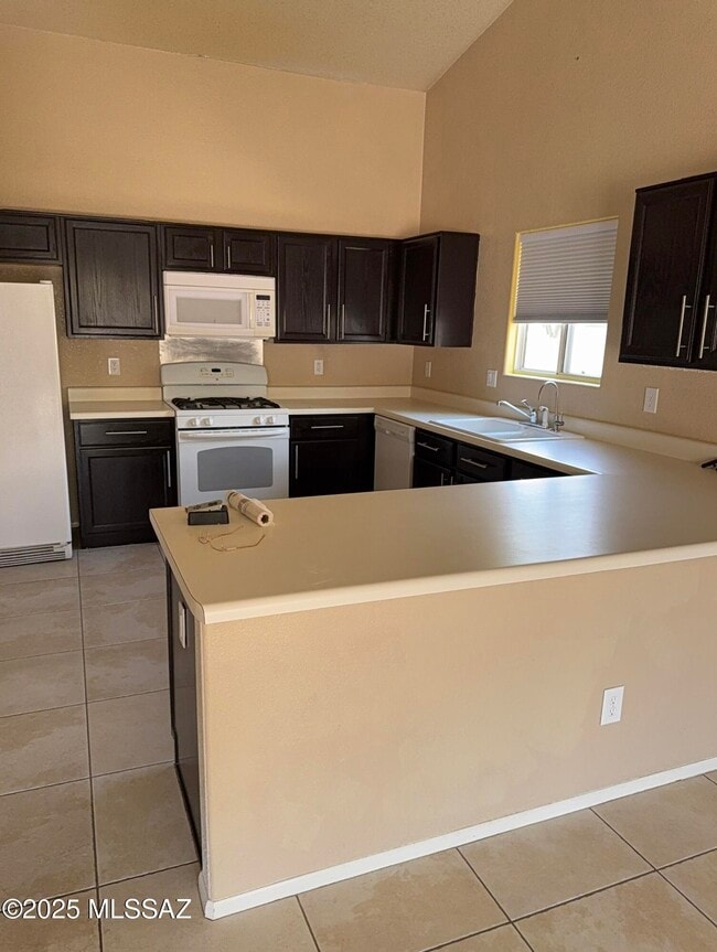 Foto del edificio - 8041 S High Canyon Dr