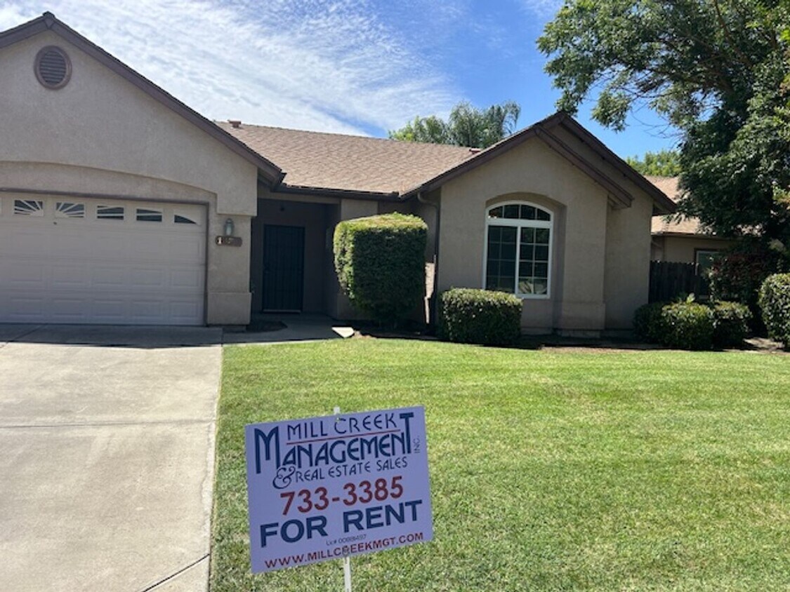 Foto principal - 3 Bedroom 2 bathroom home on NE Visalia cu...