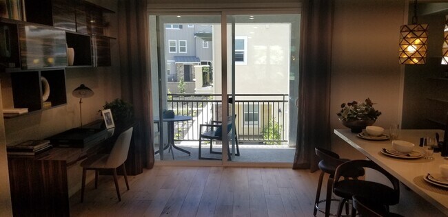 Building Photo - Beautiful end unit 4 bedroom condo in Dublin