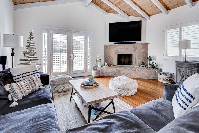Foto del edificio - REMODELED, BRIGHT & AIRY HOME ON ONE OF TH...