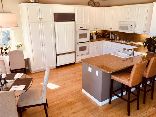 Cocina abierta - 1784 Yarnton Ct