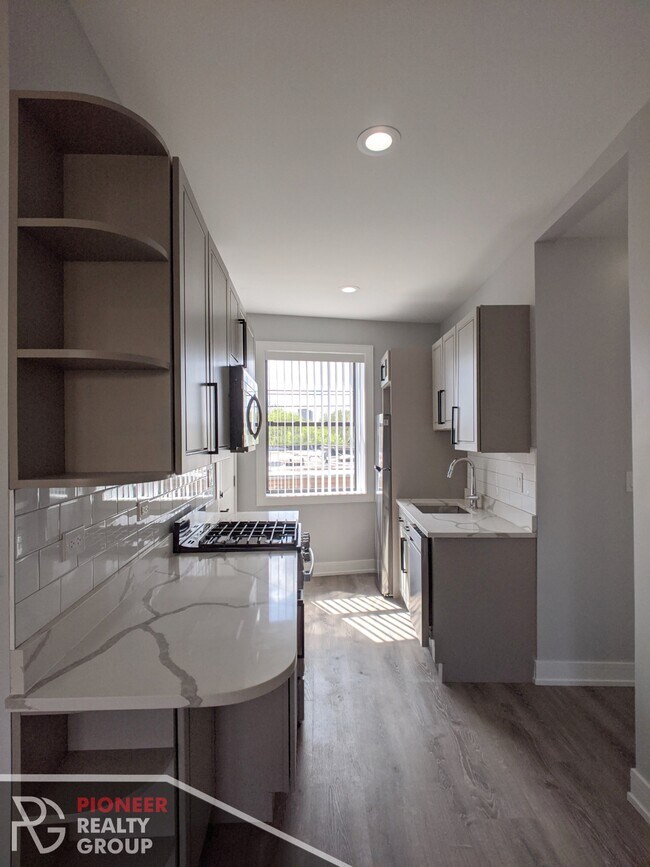 Building Photo - 7624 N Eastlake Ter