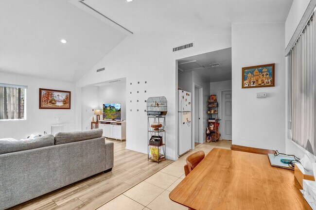 Foto del edificio - 4921 Newcastle Ave