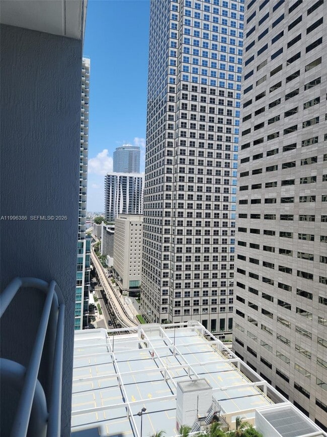 Foto del edificio - 325 S Biscayne Blvd