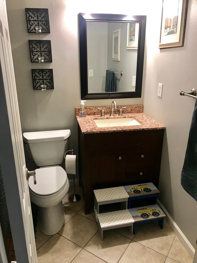 Guest Bathroom - 122 Gum St