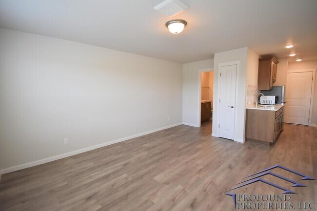 Building Photo - 8055 SE Kinnaman St