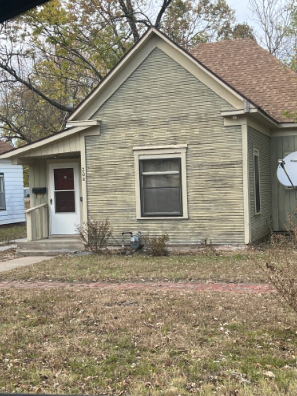 Primary Photo - 2024 W Howard St