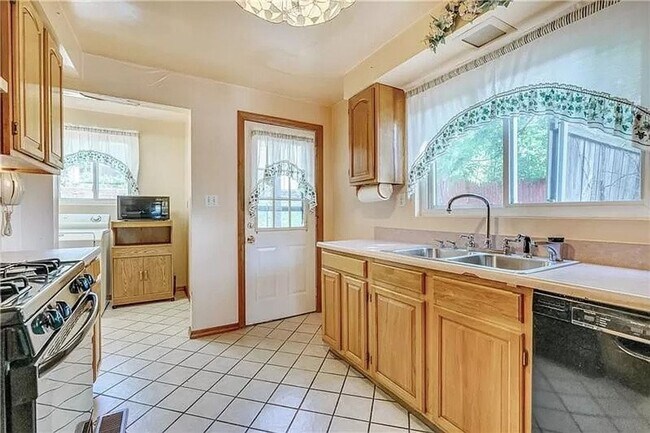 Building Photo - Large 3 Bed, 1 Bath - Central Air, Washer/Dryer