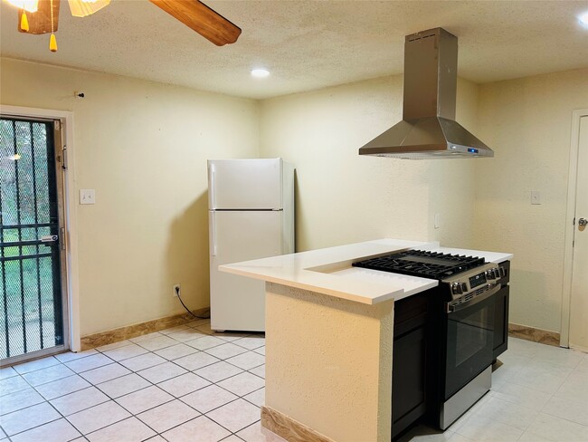Foto del edificio - 7619 Vernwood St