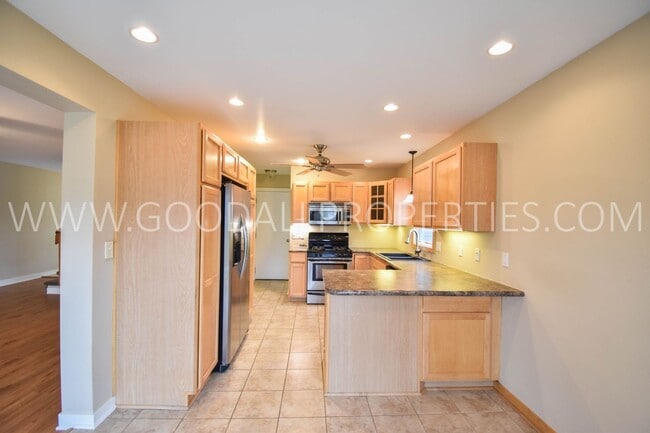 Building Photo - 3 Bedroom Home in West Des Moines with fen...