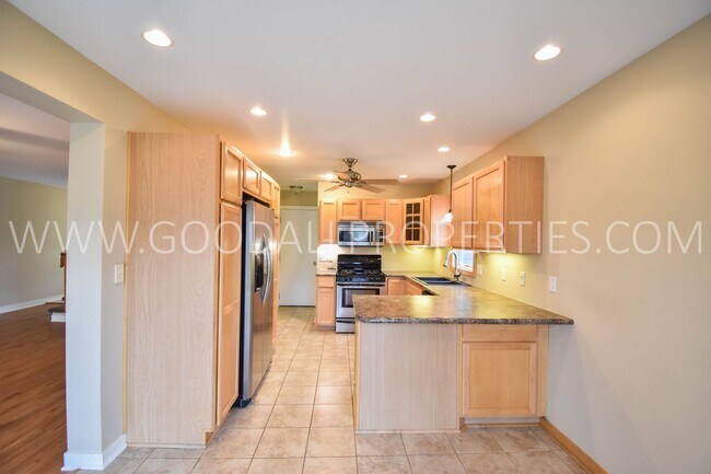 Foto del edificio - 3 Bedroom Home in West Des Moines with fen...