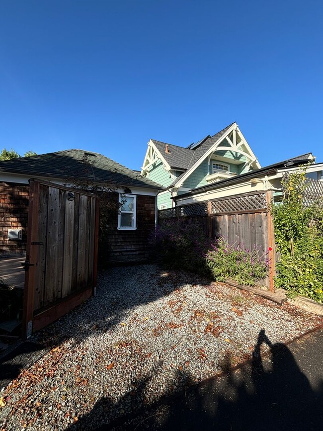 Building Photo - Secretly Tucked away in Seabright Beach Area