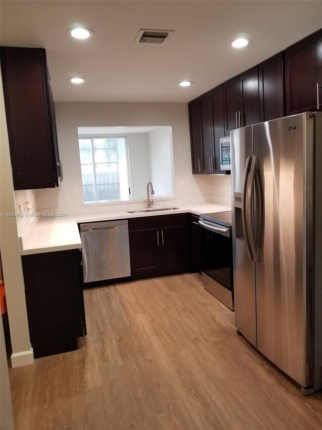 Foto del edificio - 5244 NW 102nd Ct