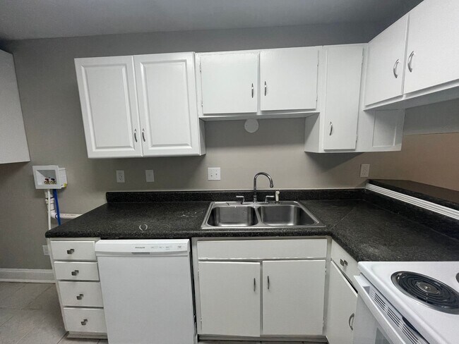 Foto del edificio - Welcome to this charming 1-bedroom, 1-bathroom Apartment, located in the vibrant city of Charlott...