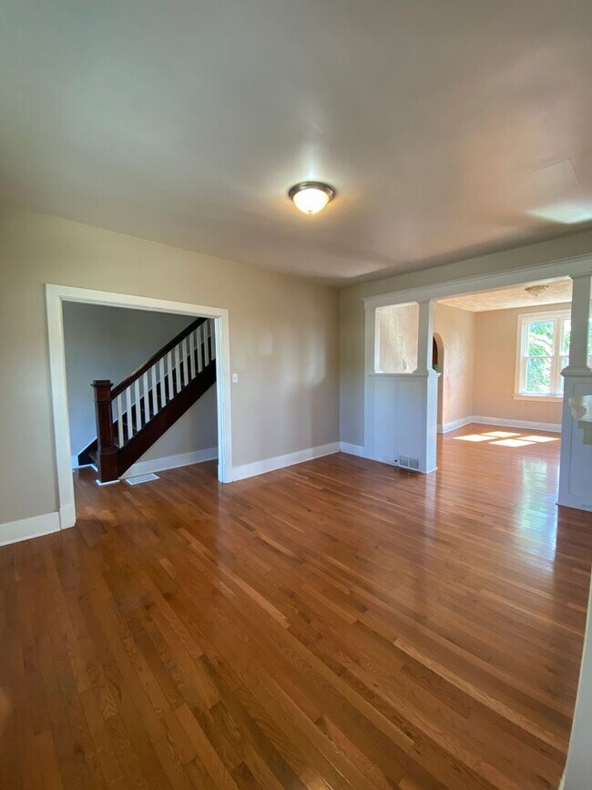 Foto del edificio - AVAILABLE AUGUST 2026 - Beautiful 3 Bedroom Home in Mt Washington!
