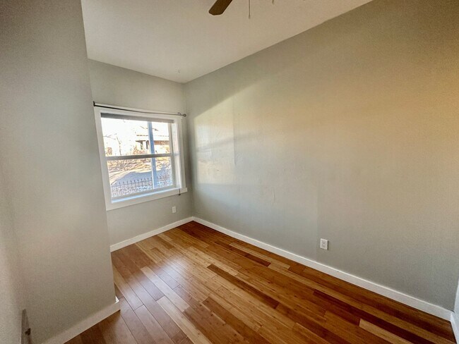 Foto del edificio - Charming One Bedroom Home in Sunnyside!