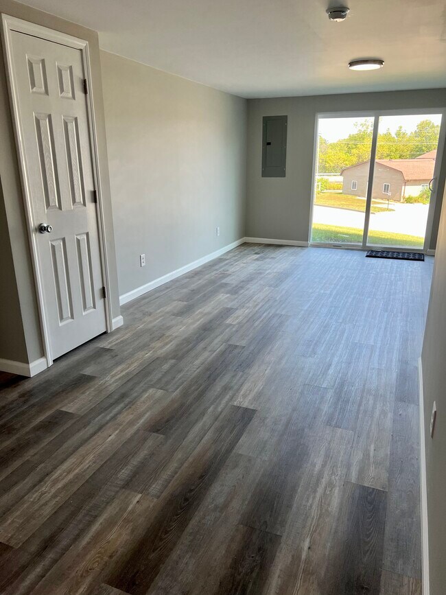 Área de estar en el sótano recién terminada con salida al exterior - 312 Crestview Dr