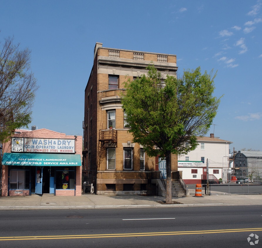 Primary Photo - 1163 Broad St