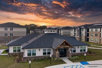 Building Photo - 823 N Ardenwood Dr