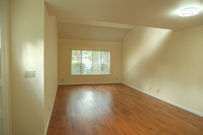 Building Photo - 120 Amber Oak Ct