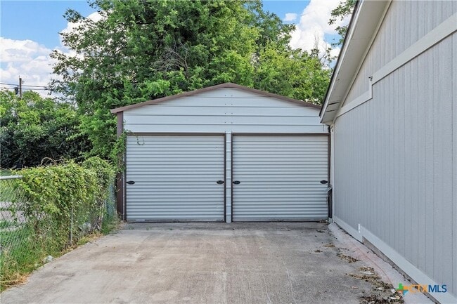 Building Photo - 1524 E Avenue B