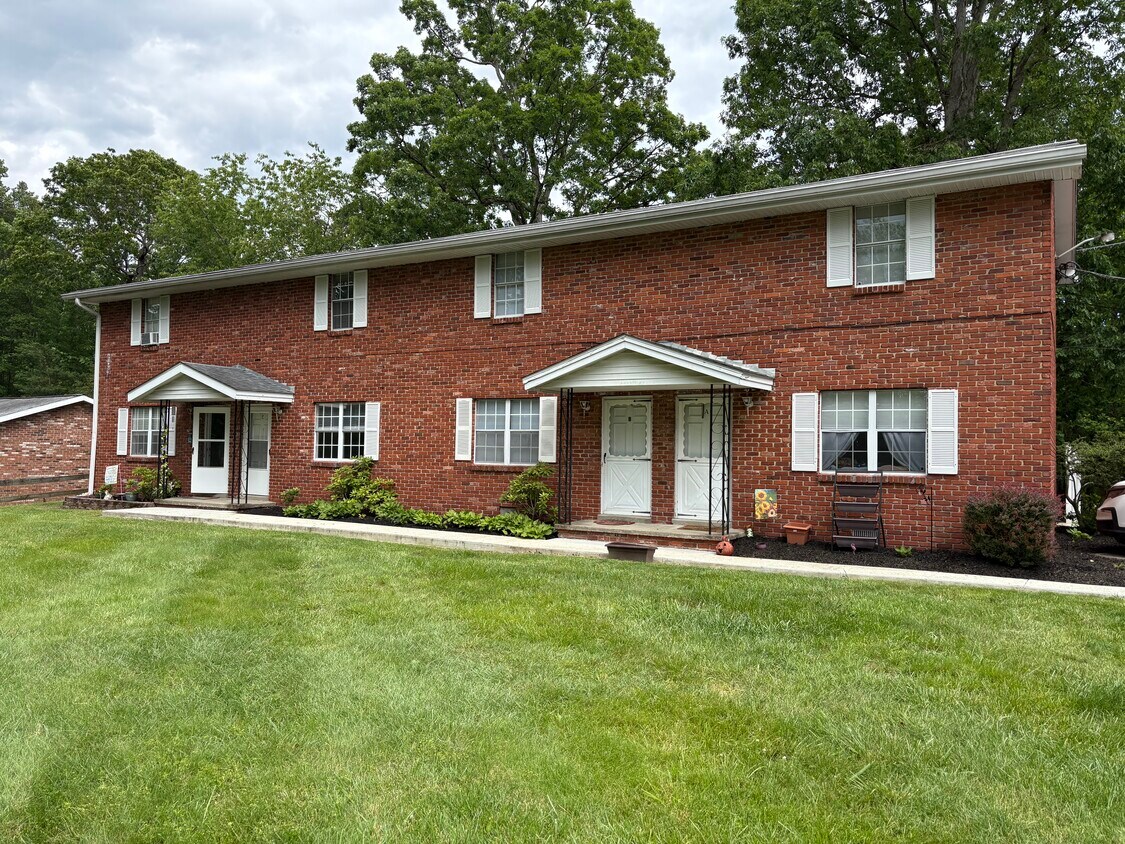 FRONT VIEW - 715 Pearl Dr