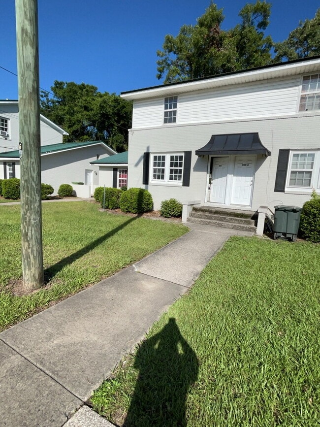 Building Photo - 310 Pleasant St