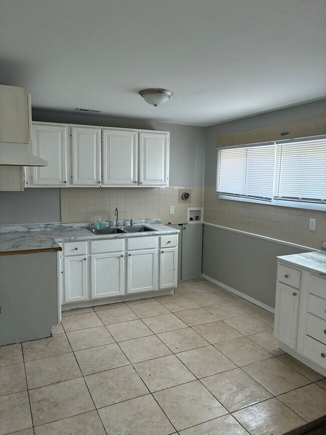 Foto del edificio - 3 Bedroom Home with Fenced Backyard