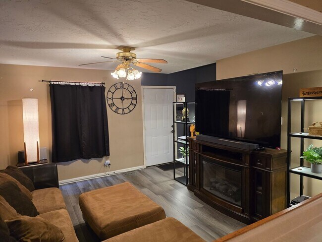 Building Photo - Pet Friendly Three Bedroom with Bonus!