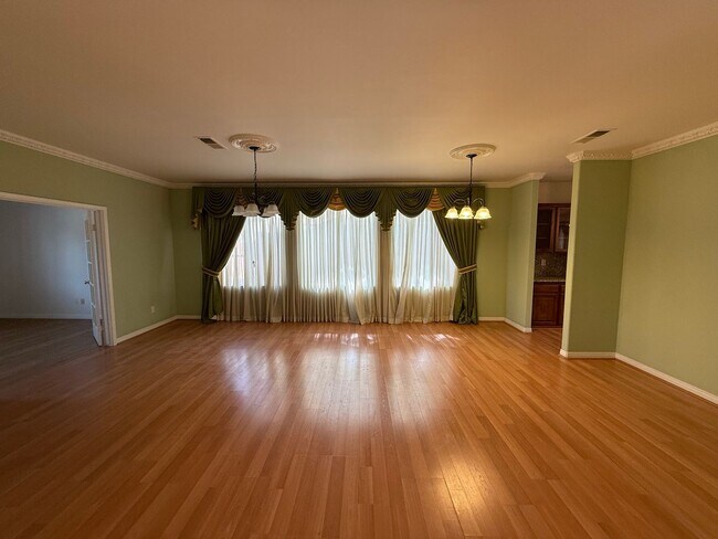 Building Photo - Spacious Single Family Home in Bakersfield...