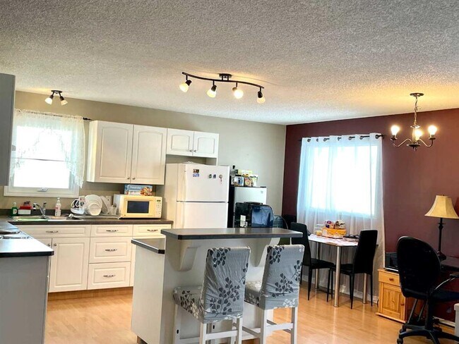 Photo du bâtiment - 11229-11102 102 Ave