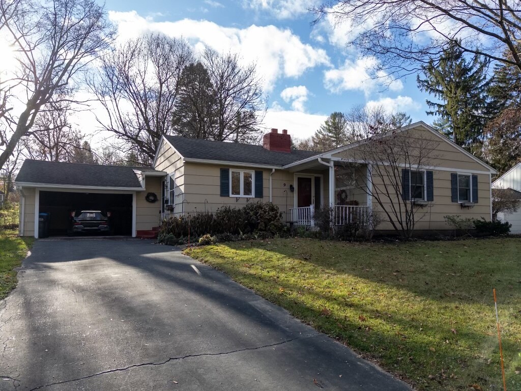 Primary Photo - 9 E Jefferson Cir