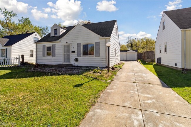 Building Photo - 715 E 258th St