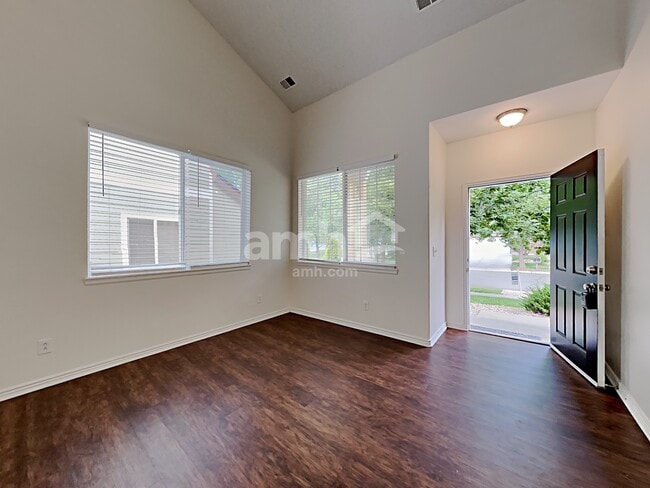 Foto del edificio - 5240 Goshawk St