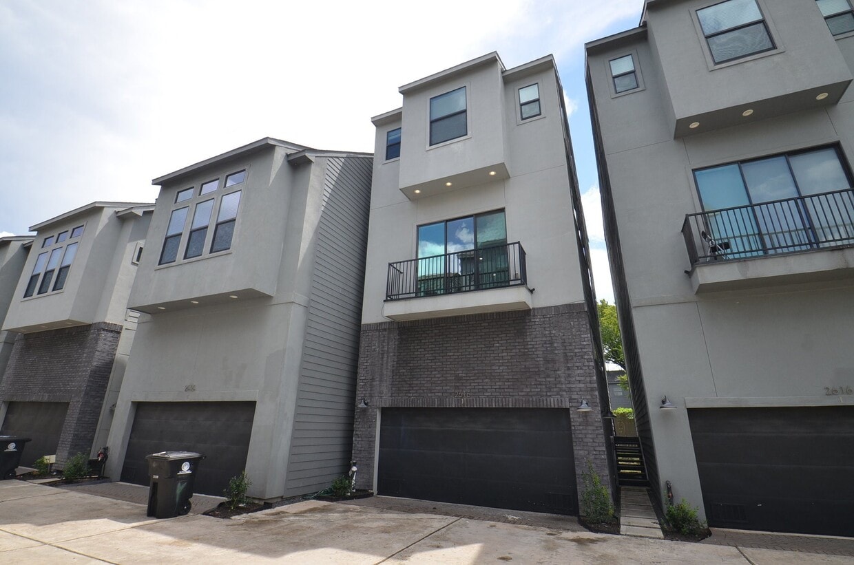 Foto principal - 2616 Riverside Dr
