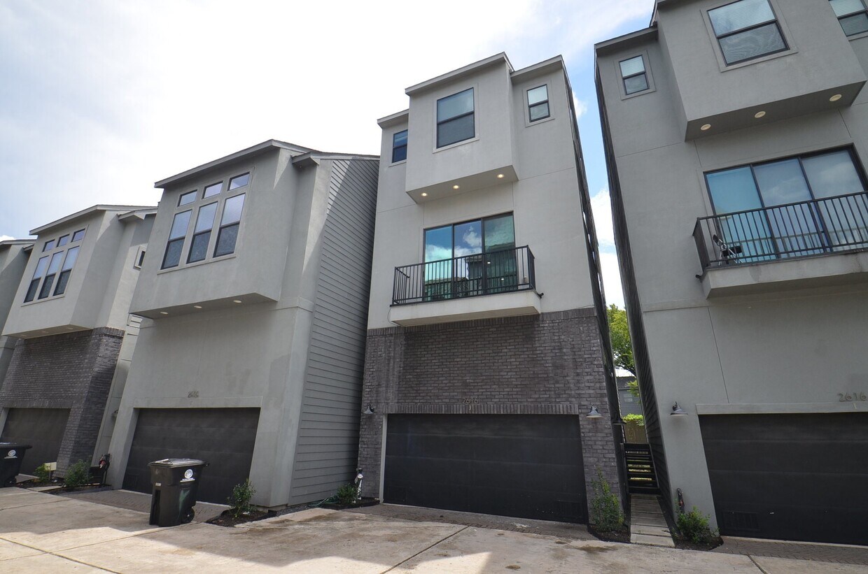 Primary Photo - 2616 Riverside Dr