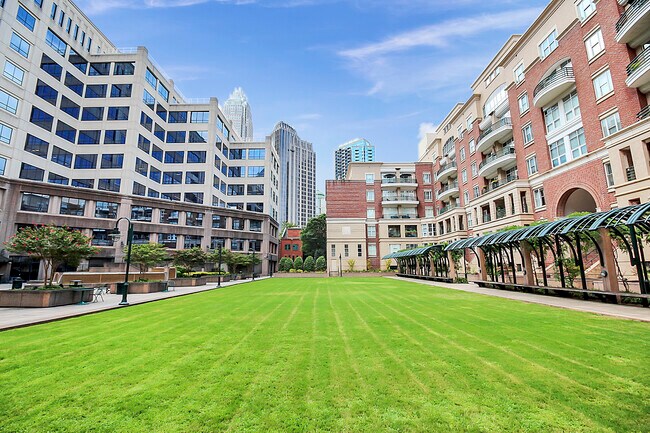 Foto del edificio - 400 N Church St