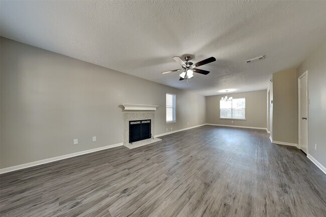 Foto del edificio - 2211 Pincher Creek Dr