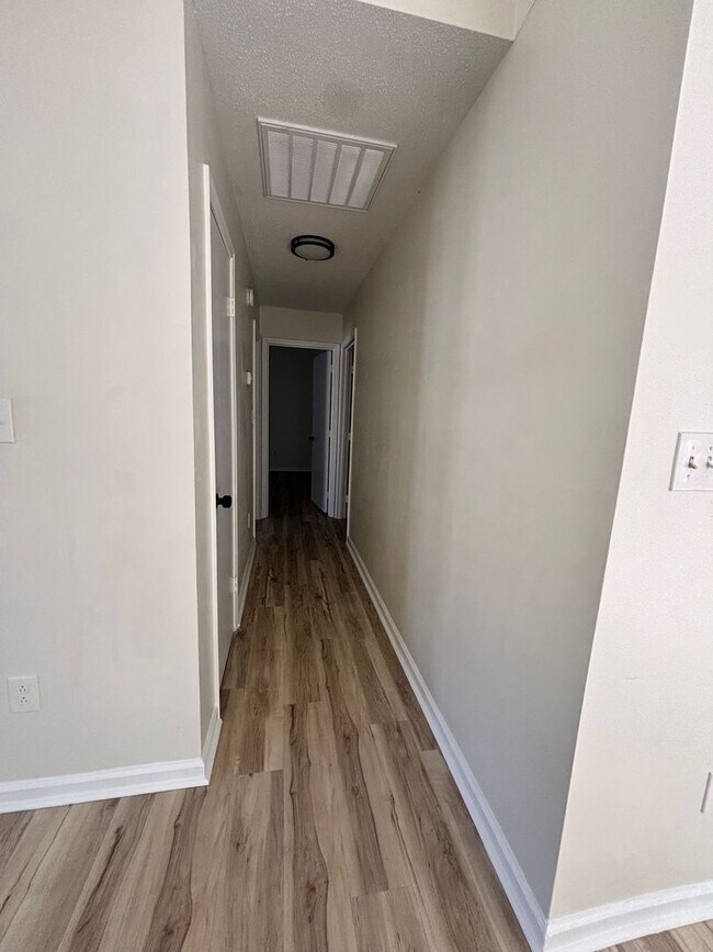 Building Photo - Newly Updated 2 bedroom Home