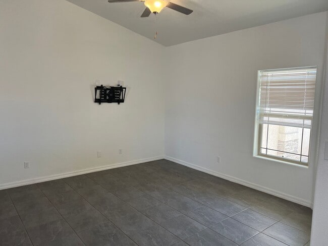 Building Photo - Large Corner Lot home with 3 full size bed...
