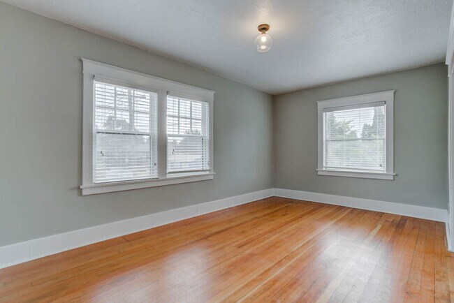 Foto del edificio - Nicely Renovated Top Floor Corner 1-Bed w/...