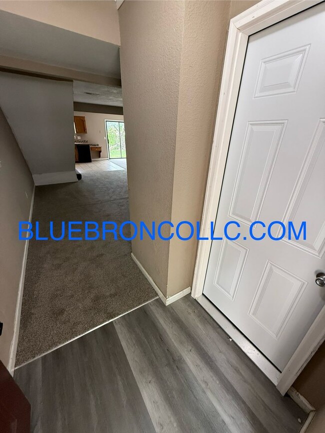 Building Photo - 2 bedroom 1.5 bath with attached garage, G...