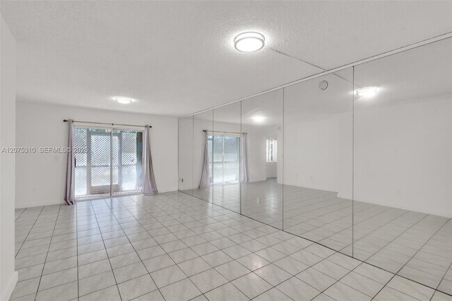 Building Photo - 426 NE 210th Cir Terrace