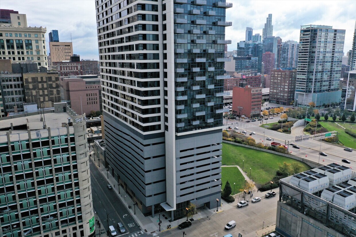Primary Photo - 235 W Van Buren St