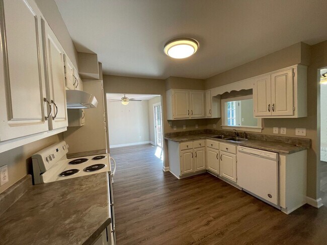 Building Photo - Charming 3-bed, 2-Bath home located in Gre...