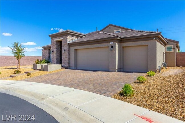 Foto del edificio - Elevated Desert Living with Strip & Mountain Views – Fully Furnished 6-Bedroom Retreat!