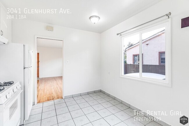 Building Photo - Spacious Sun-Filled Duplex | Charming 2 Be...